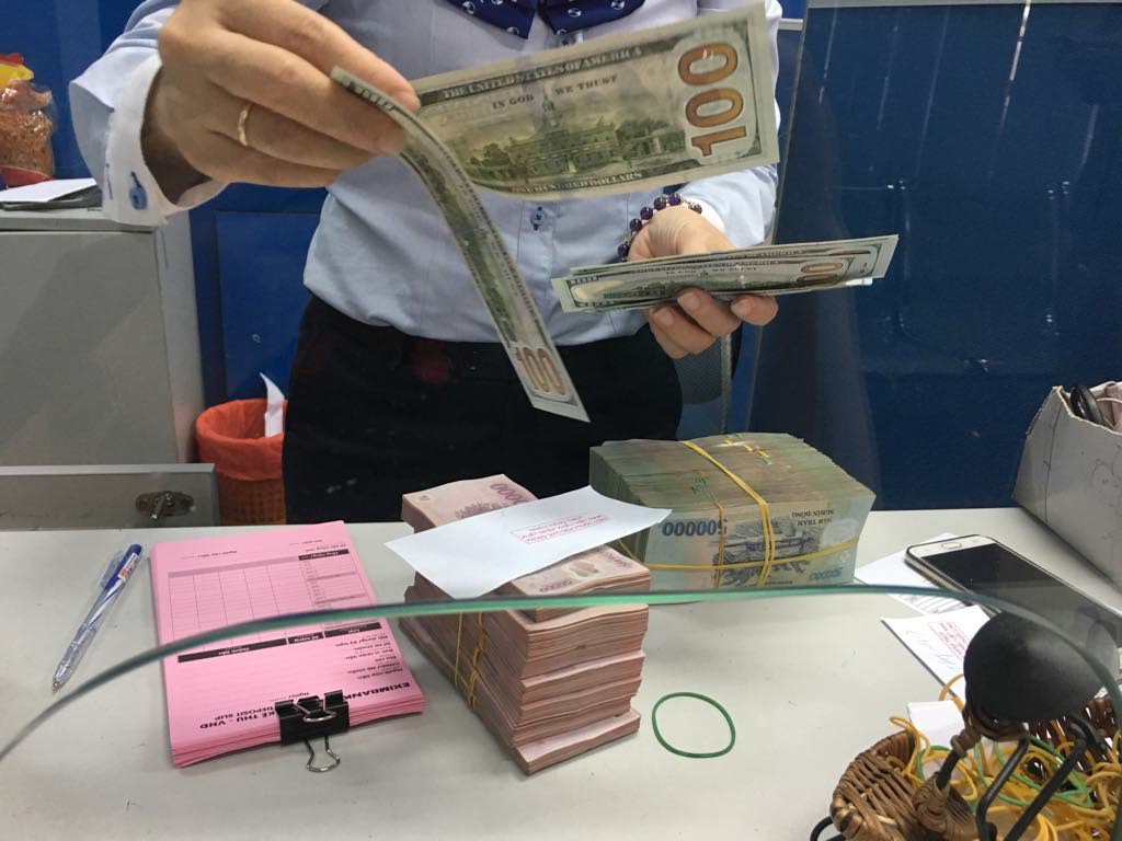 Điều g&igrave; khiến gi&aacute; USD tự do bất ngờ vọt l&ecirc;n 24.000 đồng? - Ảnh 1.
