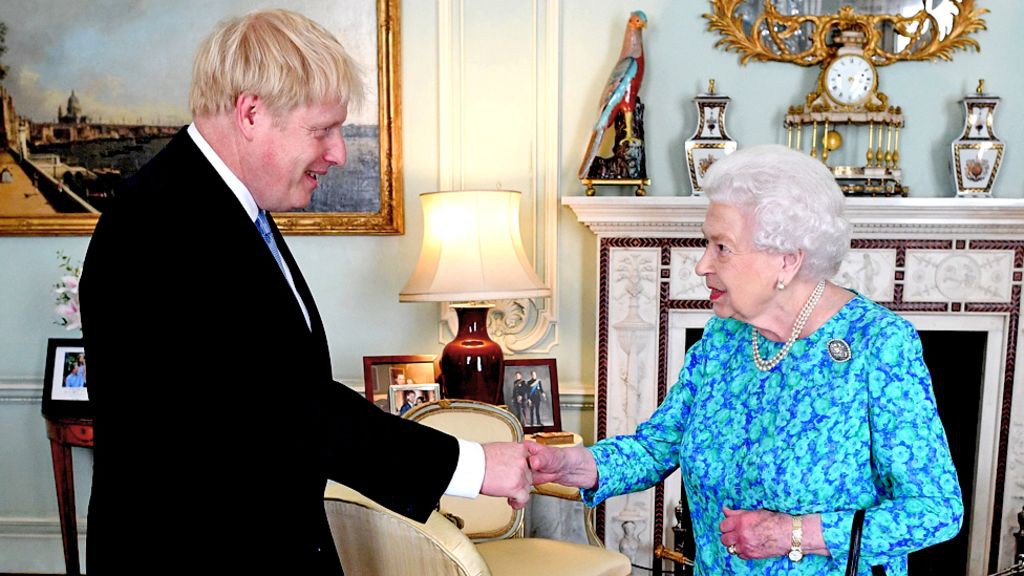 &Ocirc;ng Johnson đại tu nội c&aacute;c v&agrave;o ng&agrave;y đầu ti&ecirc;n l&agrave;m Thủ tướng Anh - Ảnh 2.