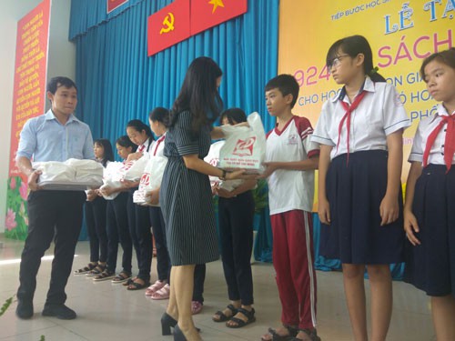 Tặng 924 bộ sách giáo khoa cho học sinh khó khăn