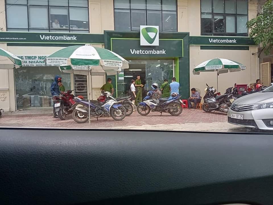 Kẻ bịt mặt cầm súng xông vào uy hiếp, cướp tại chi nhánh ngân hàng Vietcombank