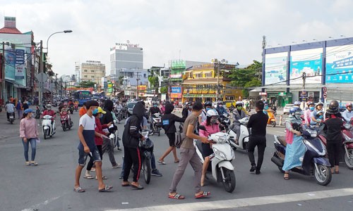 Phát tờ rơi quảng cáo - Ảnh 1.