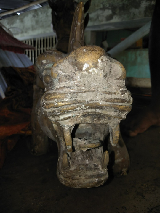 Ra biển bắt ốc m&oacute;ng tay, 2 thanh ni&ecirc;n m&ograve; được tượng con vật lạ - Ảnh 1.