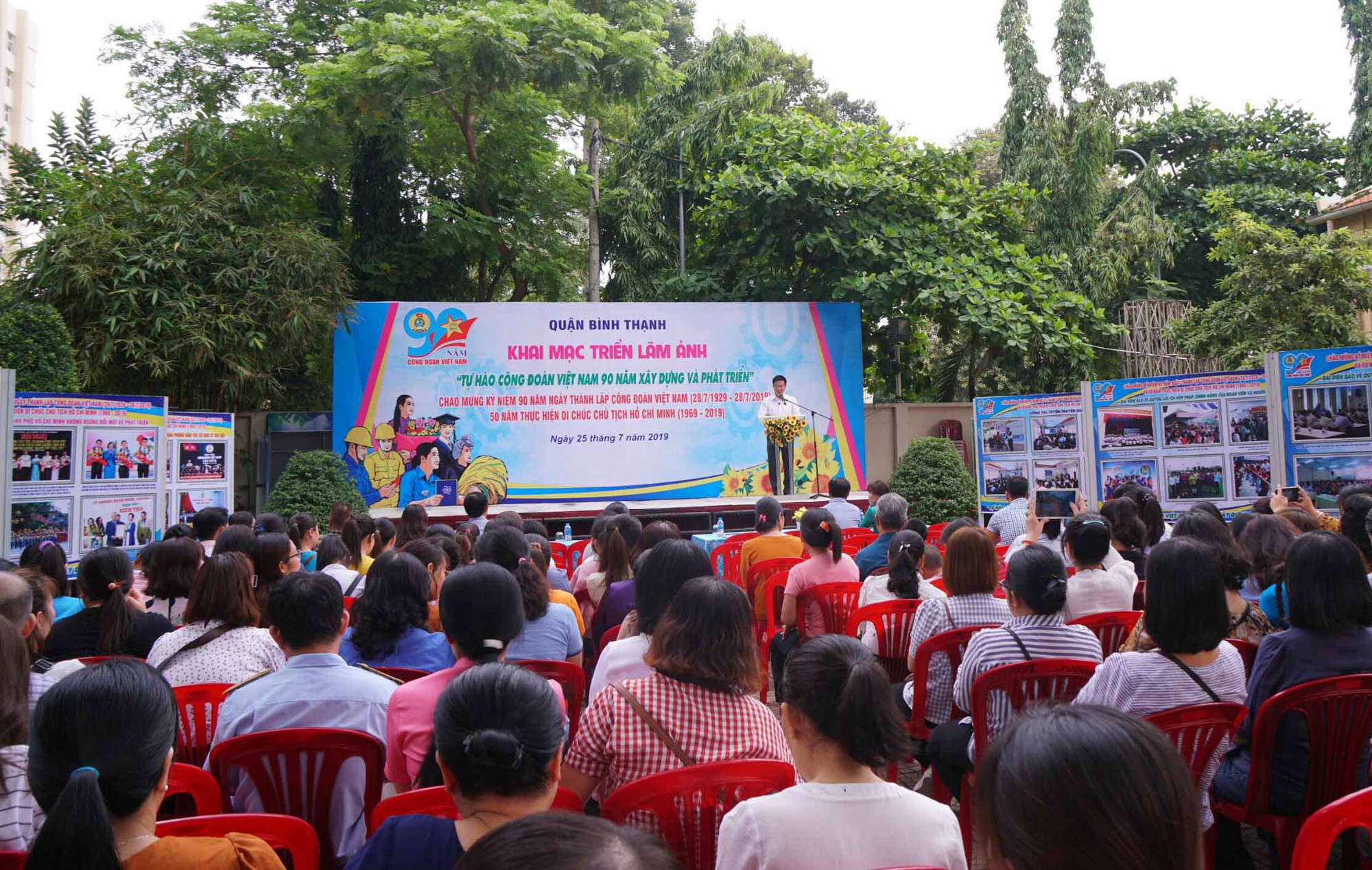 Triển lãm ảnh về công nhân, Công đoàn - Ảnh 2.