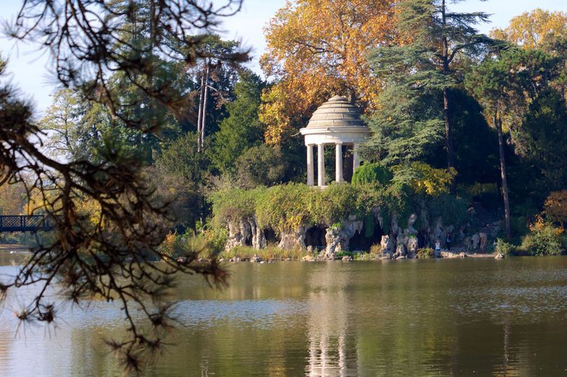 Người khỏa th&acirc;n ở c&ocirc;ng vi&ecirc;n Paris ph&agrave;n n&agrave;n v&igrave; bị quấy rối - Ảnh 1.