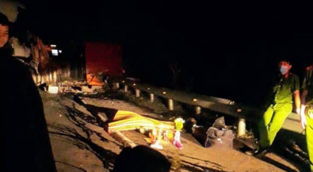 Lật xe trên đèo Mang Yang làm 1 người chết, Quốc lộ 19 tê liệt