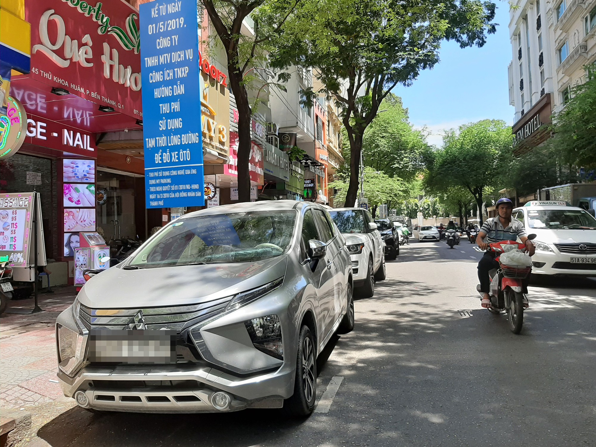 Lộ sự thật thất thu phí ôtô đậu dưới lòng đường - Ảnh 2.