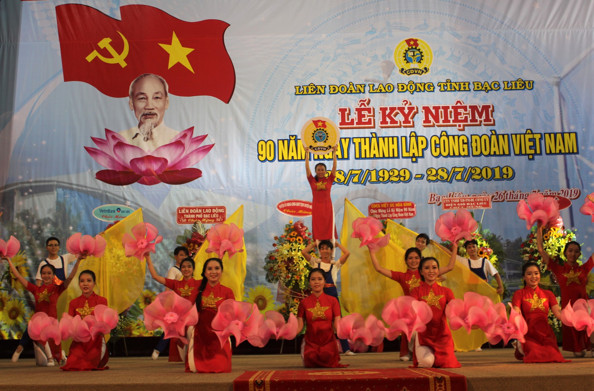 Bạc Liêu: 53 cán bộ Công đoàn nhận Kỷ niệm chương Vì sự nghiệp xây dựng tổ chức Công Đoàn - Ảnh 3.