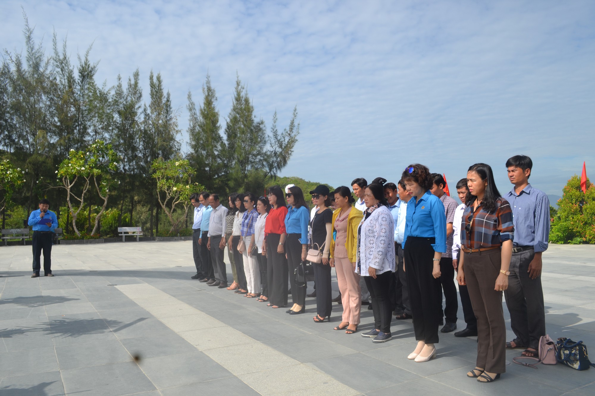 KH&Aacute;NH H&Ograve;A: Tặng qu&agrave; cho gi&aacute;o vi&ecirc;n kh&oacute; khăn - Ảnh 2.