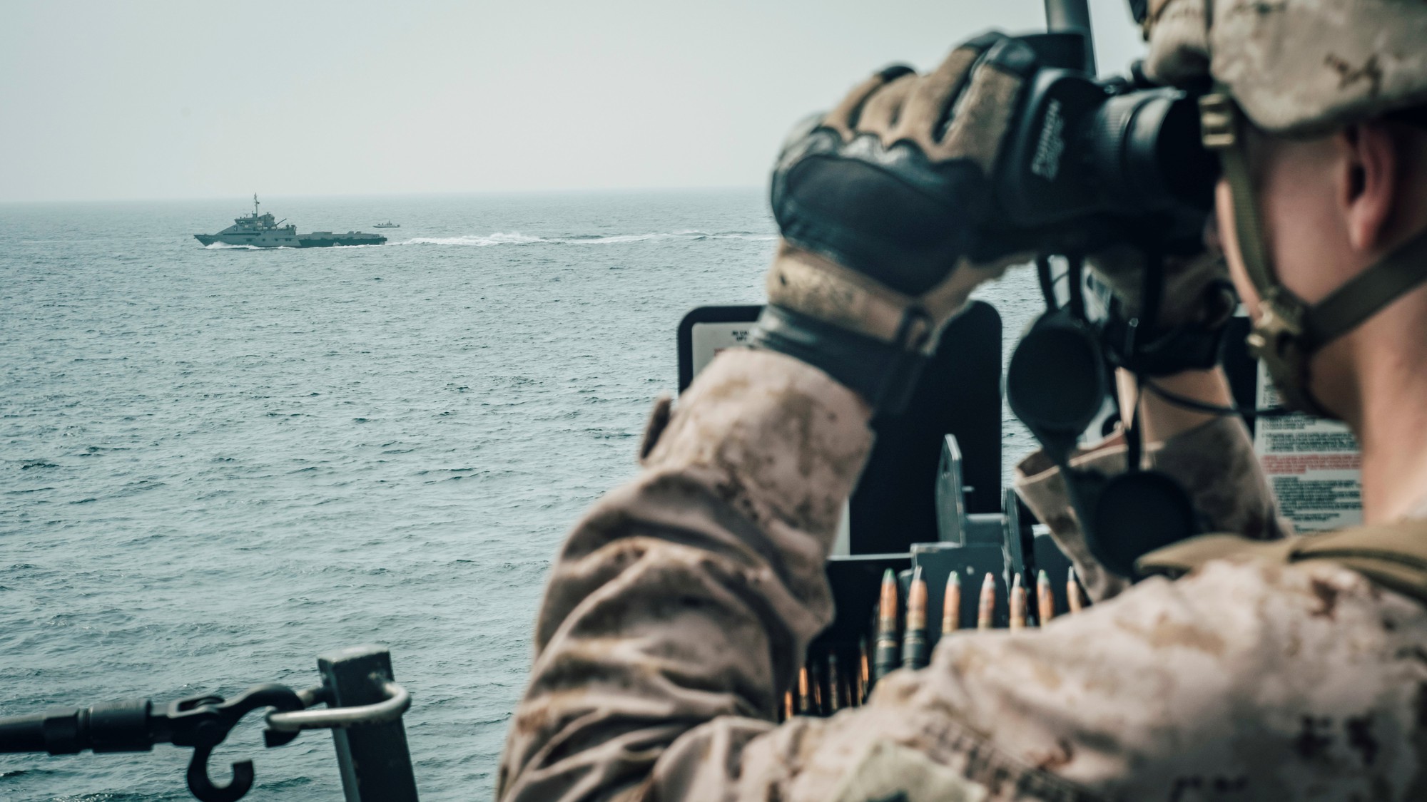 Hải quân Anh hộ tống tàu hàng qua eo biển Hormuz