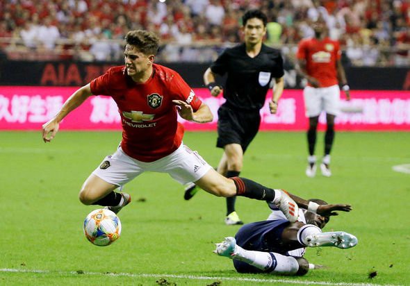 Man United "đấu võ đài", hạ gục Tottenham ở Thượng Hải
