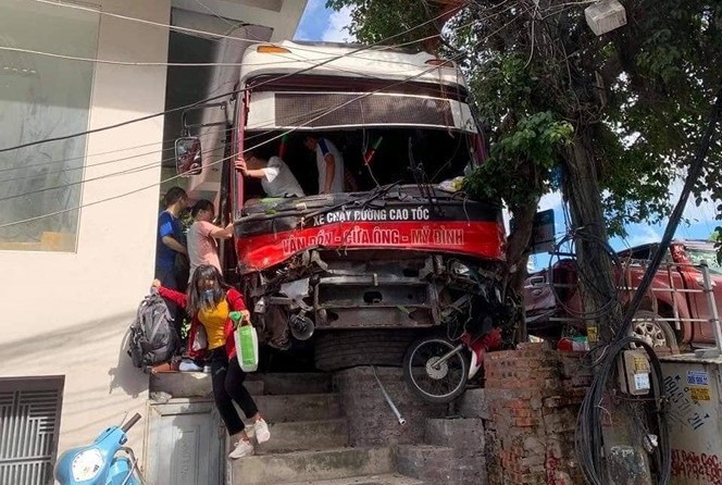 Vụ xe khách gây tai nạn kinh hoàng: Hai nạn nhân đã tử vong