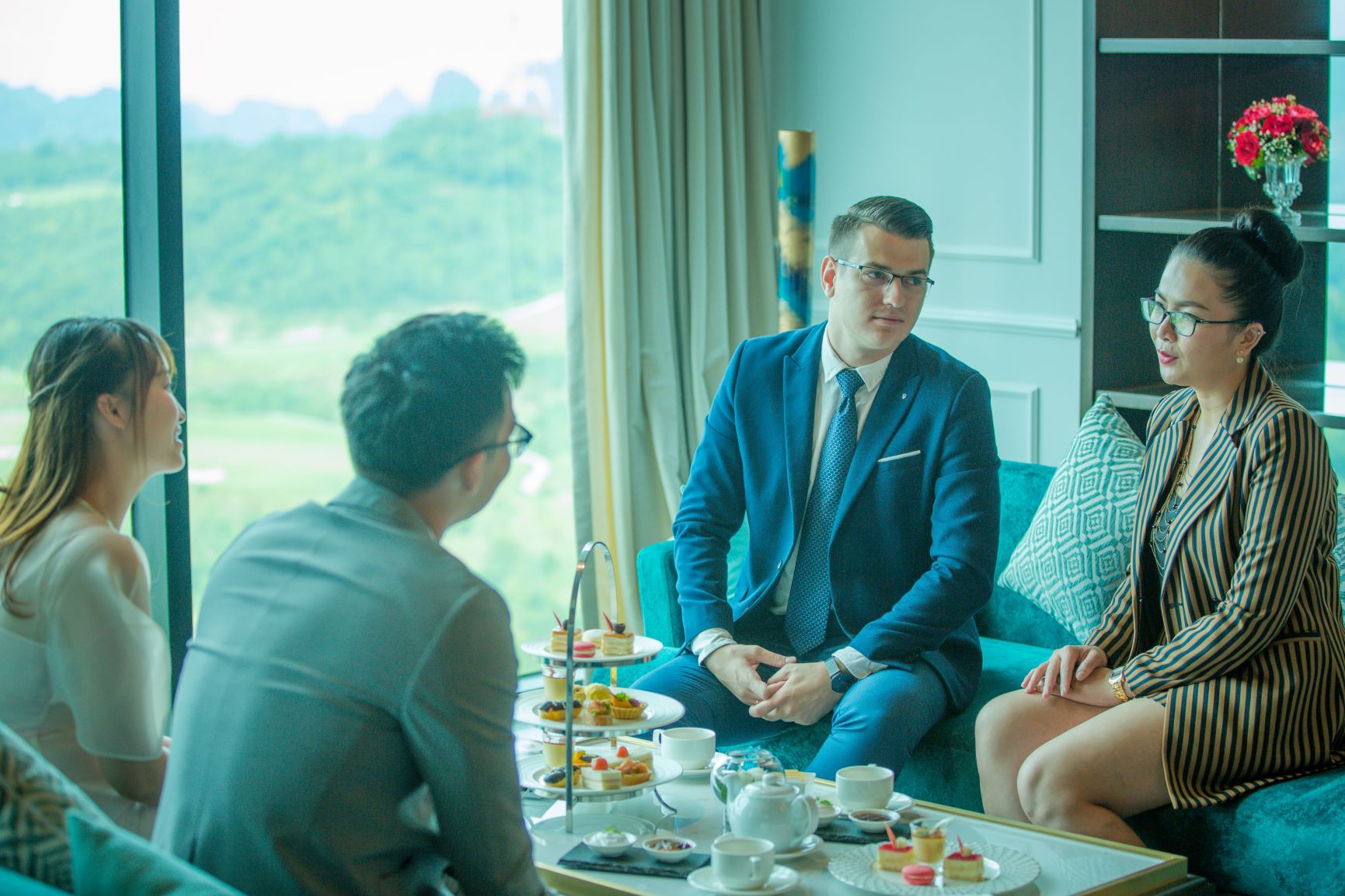 Cận cảnh tiệc trà thượng lưu trên đỉnh kỳ quan thiên nhiên thế giới - Ảnh 5.