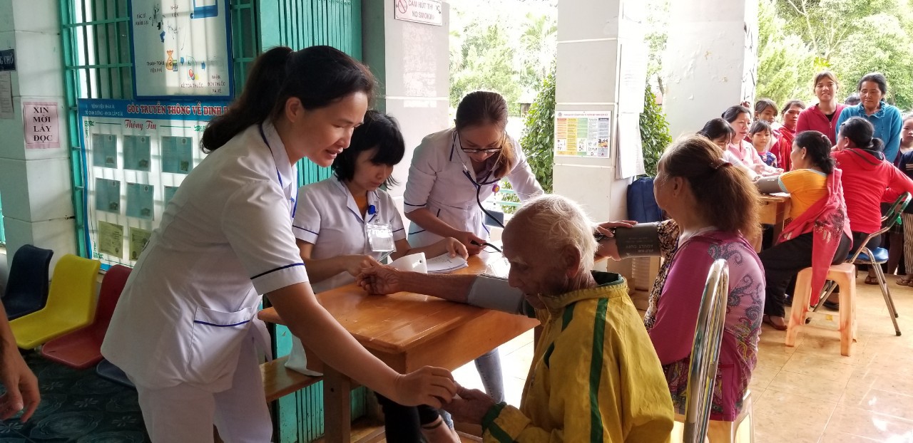 Khám bệnh, tặng quà cho trẻ em nghèo