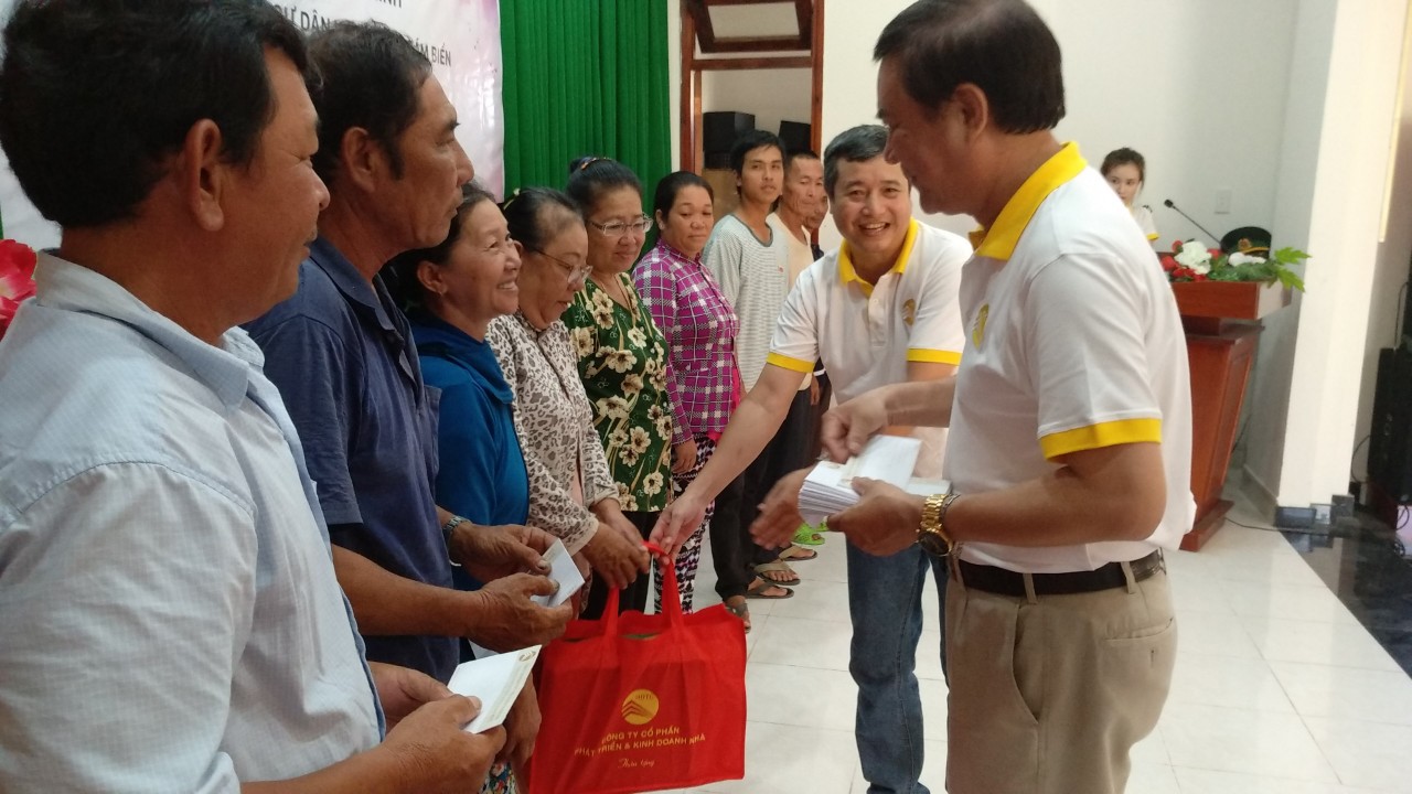Kh&aacute;m bệnh, tặng qu&agrave; cho trẻ em ngh&egrave;o - Ảnh 3.