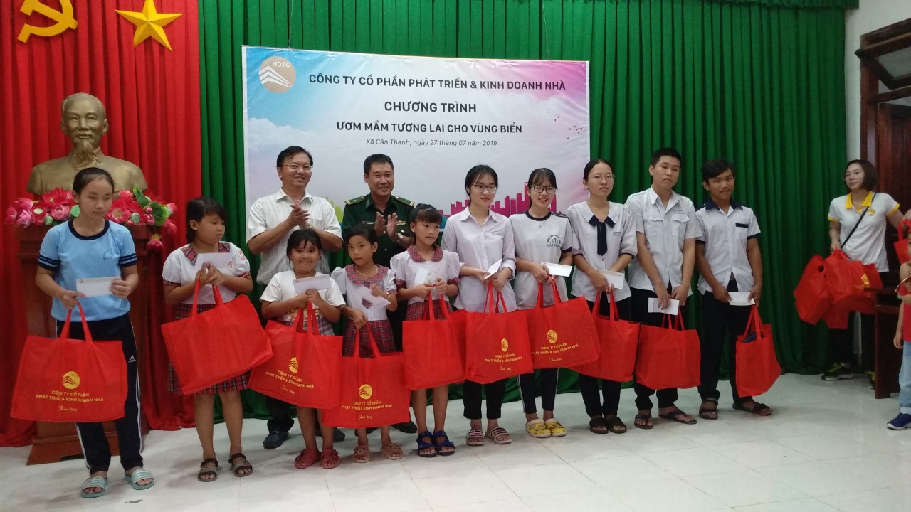 Kh&aacute;m bệnh, tặng qu&agrave; cho trẻ em ngh&egrave;o - Ảnh 4.