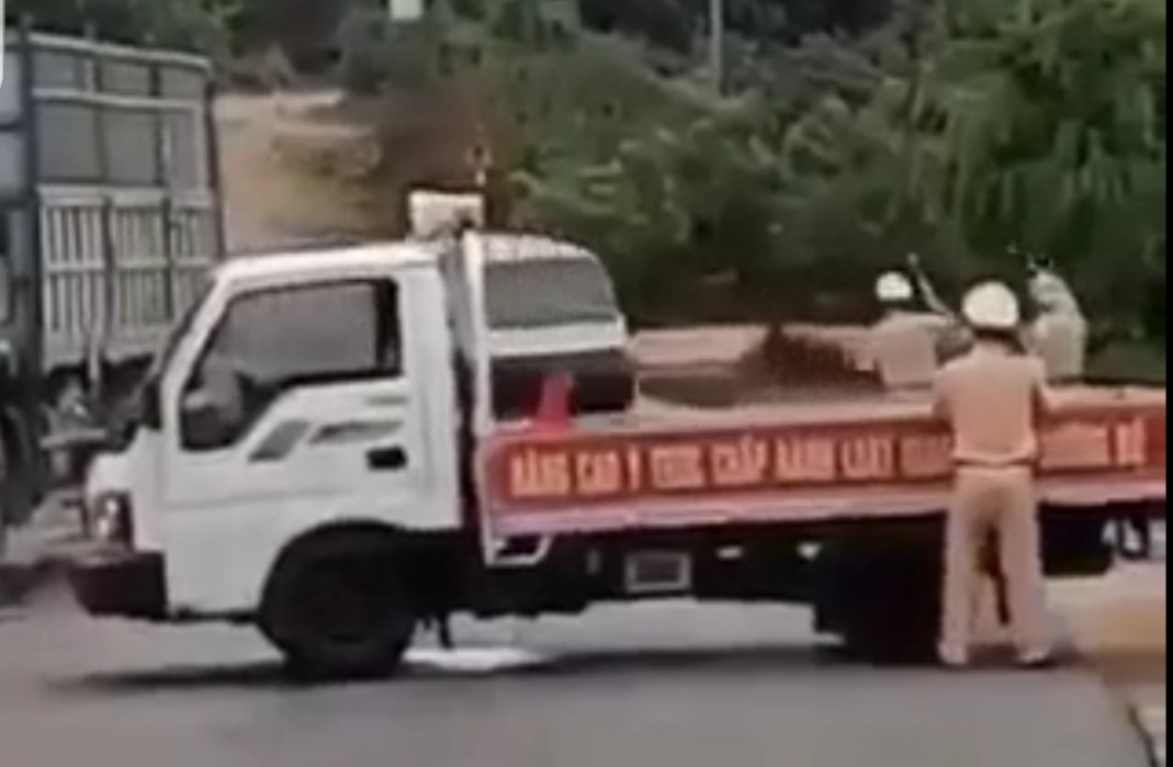 Điều tra hành vi giết người với tài xế lao thẳng xe làm CSGT trọng thương - Ảnh 1.