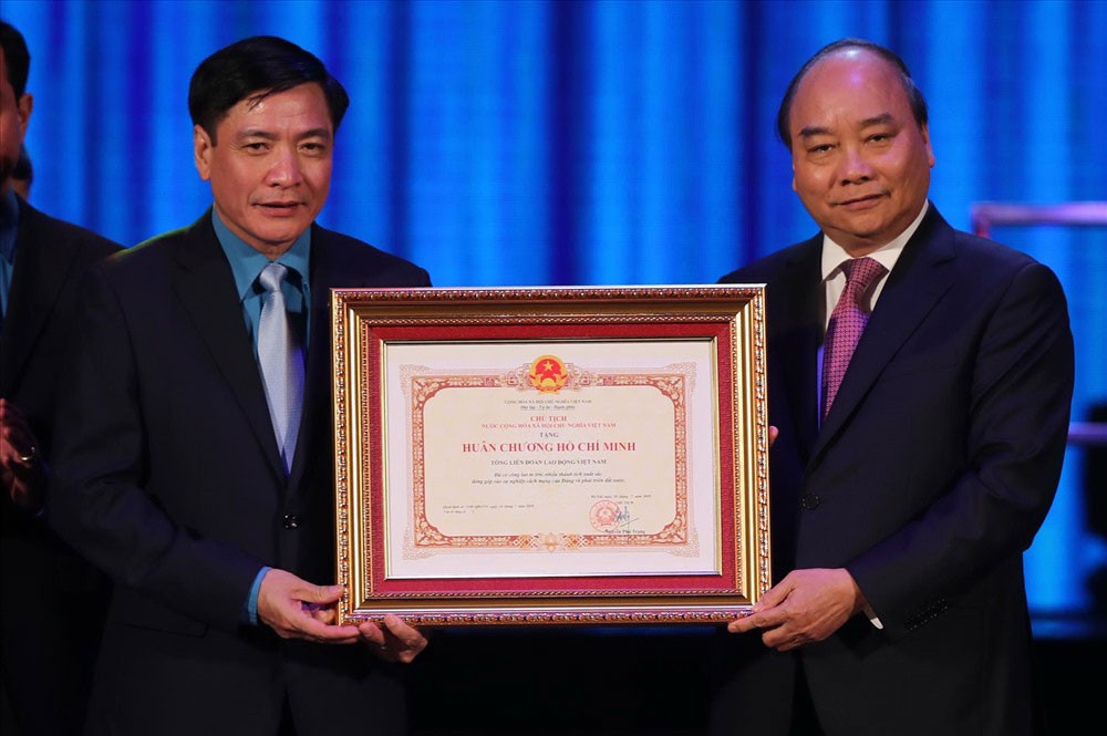 Cầu nối vững chắc giữa công nhân với Đảng