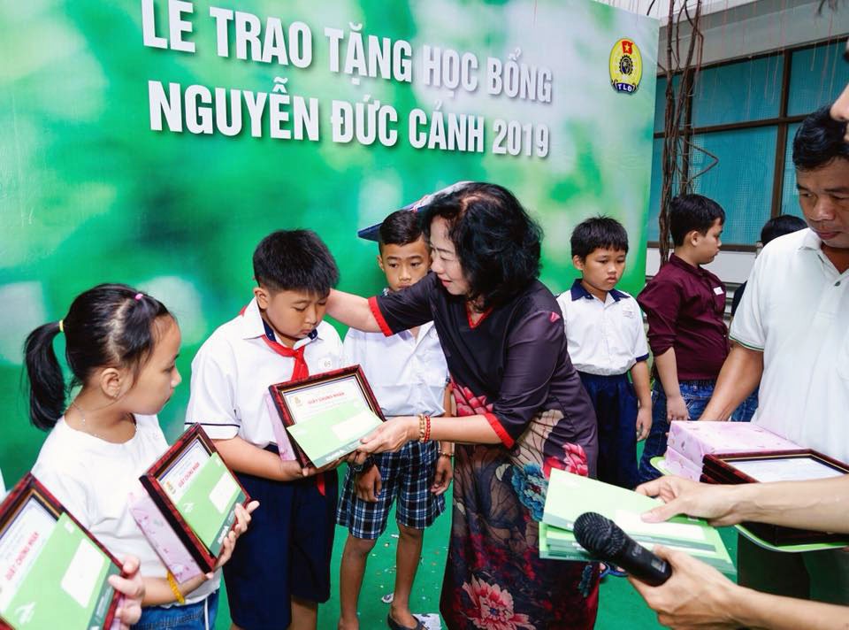 T&ocirc;n vinh c&aacute;n bộ C&ocirc;ng đo&agrave;n, chăm lo cho c&ocirc;ng nh&acirc;n kh&oacute; khăn - Ảnh 1.