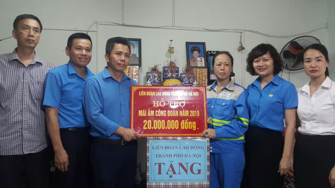 HÀ NỘI: Trao Mái ấm Công đoàn cho đoàn viên khó khăn