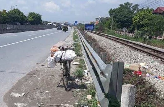 Nhặt ve chai, mẹ ca sĩ Châu Việt Cường bị tàu hỏa tông tử vong