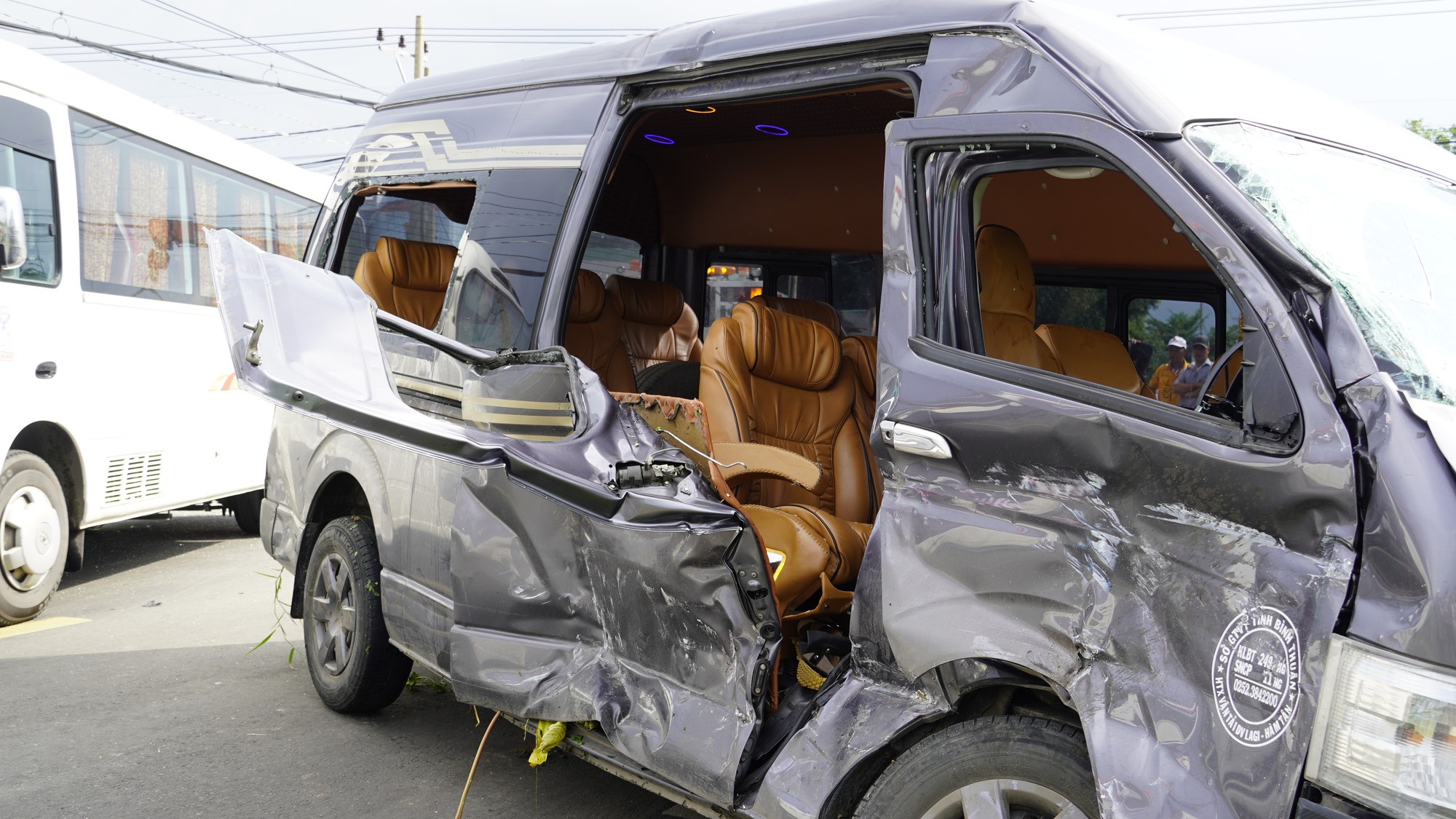 Sau tiếng động, t&aacute; hỏa thấy xe Limousine nằm dưới hố, xe kh&aacute;ch lao s&aacute;t nh&agrave; d&acirc;n - Ảnh 4.