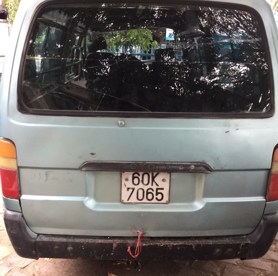 Xe tông tổ CSGT chở khoảng 200kg gỗ quý - Ảnh 2.