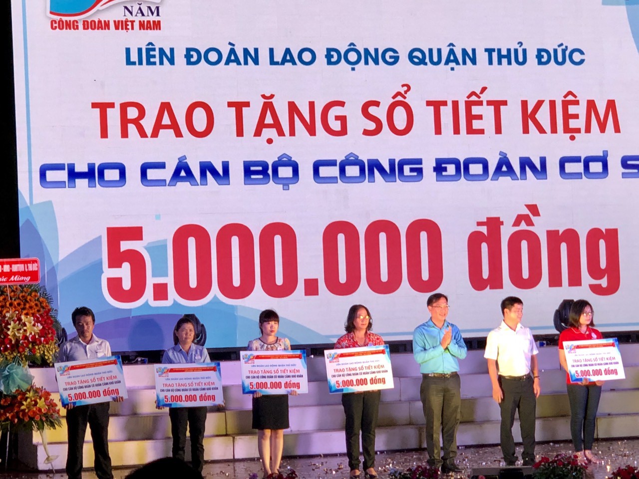 Trao 10 sổ tiết kiệm cho cán bộ Công đoàn khó khăn