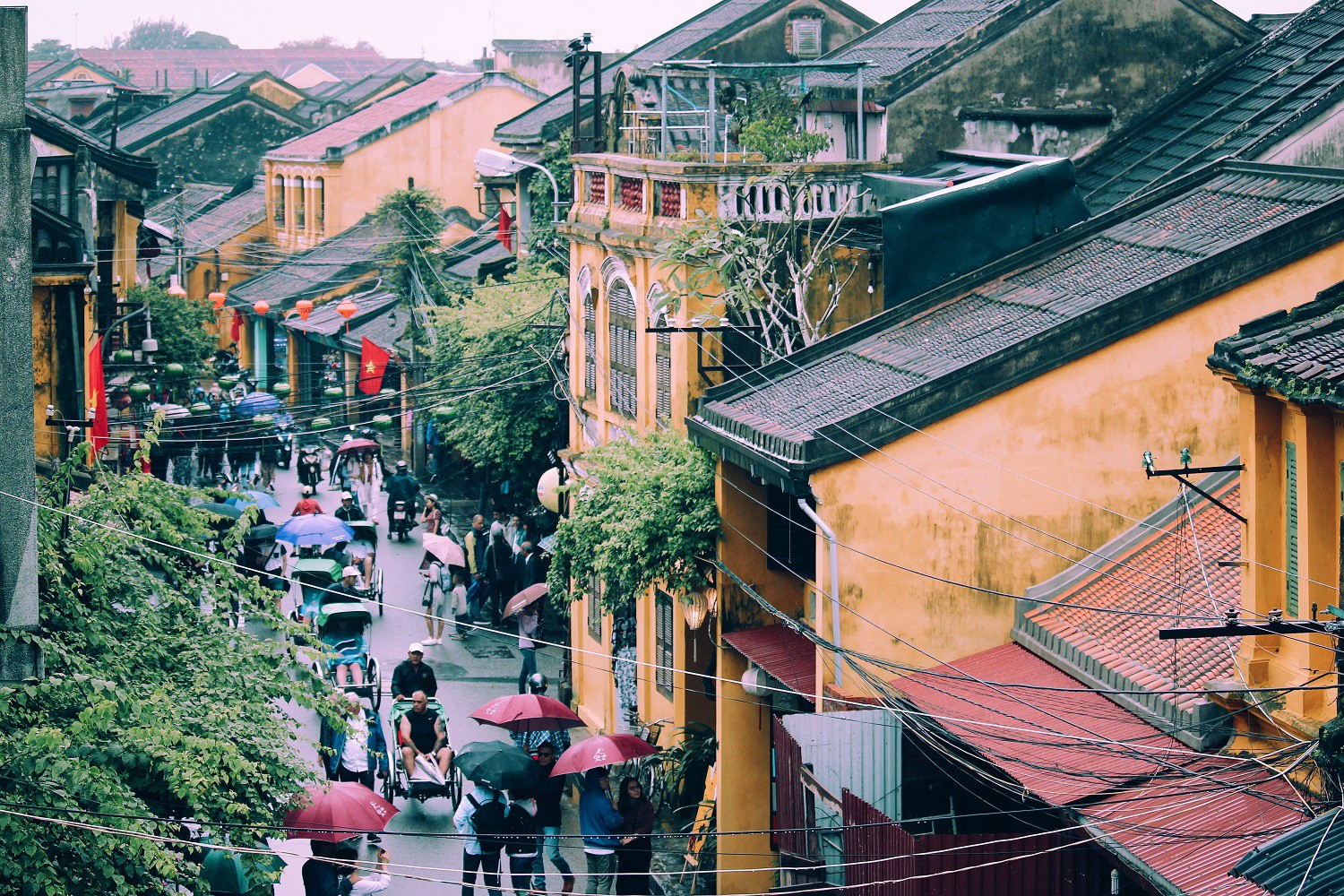 Vẫn biết Hội An đẹp, ai ngờ đẹp cả trong mưa!