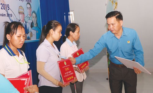 Góp sức cùng công nhân vượt khó