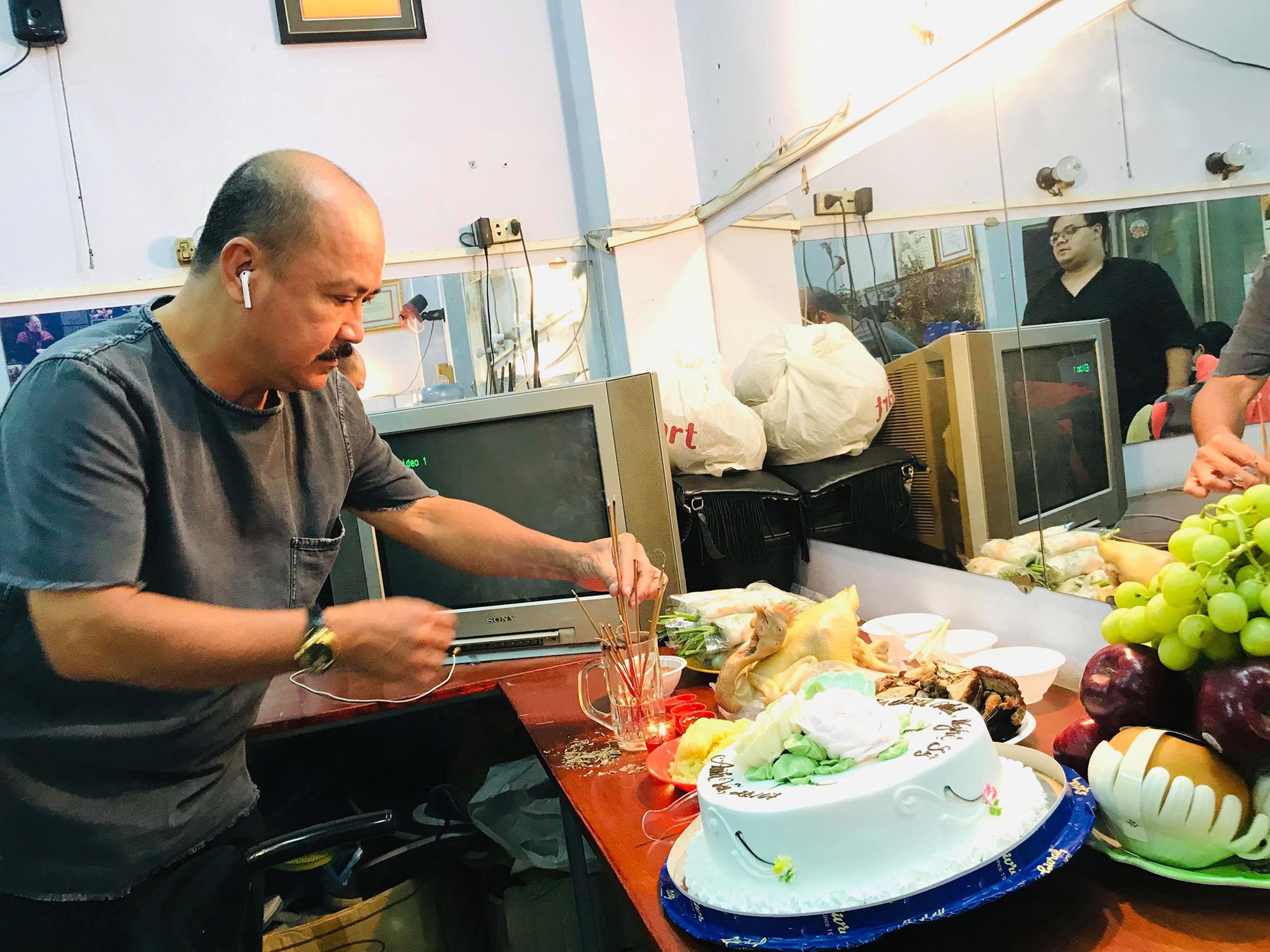 NSND Hồng V&acirc;n nghẹn ng&agrave;o nhớ cố nghệ sĩ h&agrave;i Anh Vũ  - Ảnh 3.