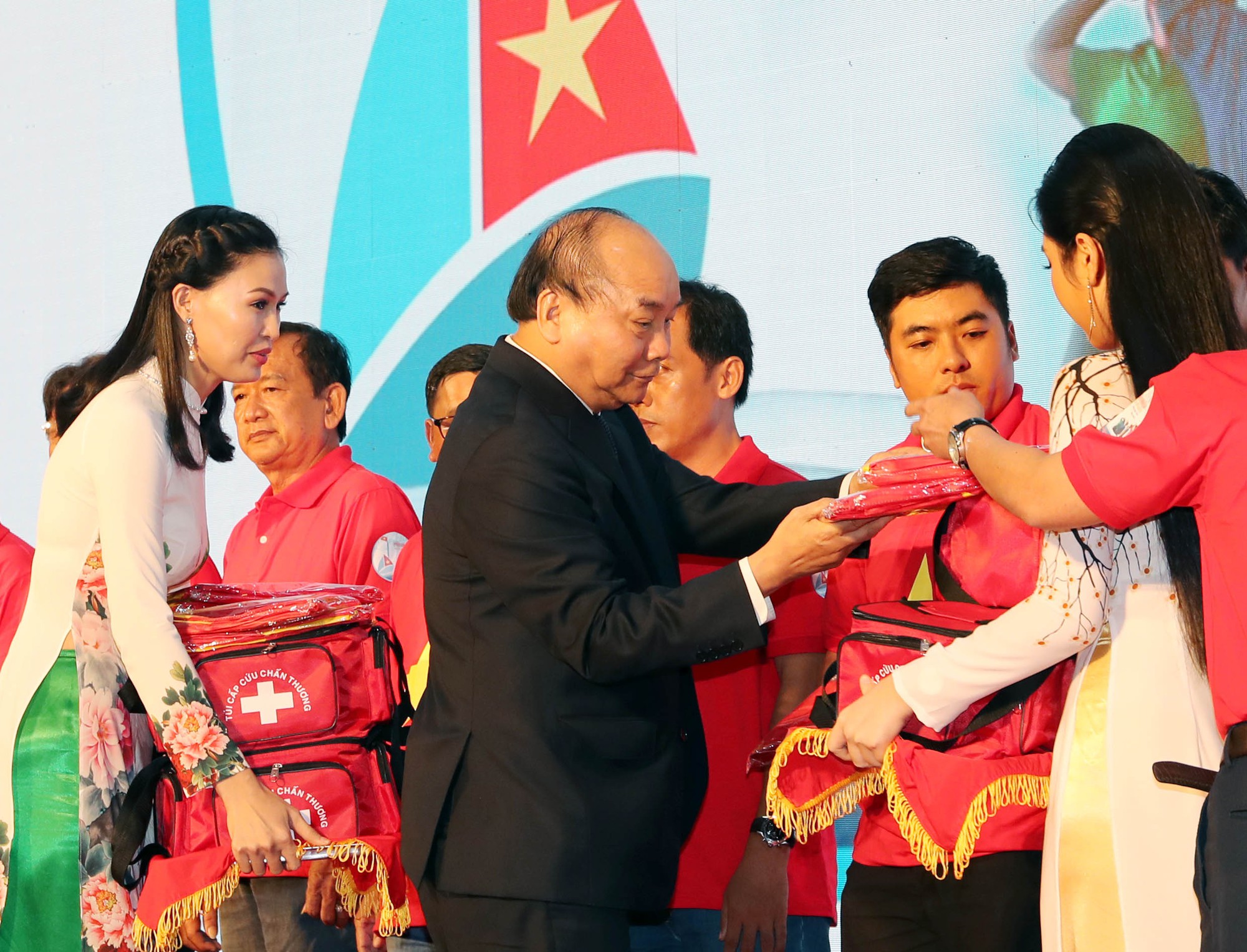 Thủ tướng Nguyễn Xuân Phúc cùng báo Người Lao Động trao cờ Tổ quốc cho ngư dân Kiên Giang