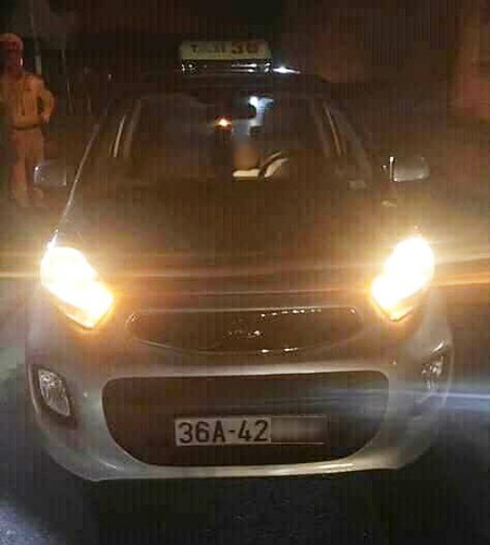 Đang chở kh&aacute;ch ra s&acirc;n bay, t&agrave;i xế taxi bất ngờ co giật rồi tử vong tr&ecirc;n xe - Ảnh 2.