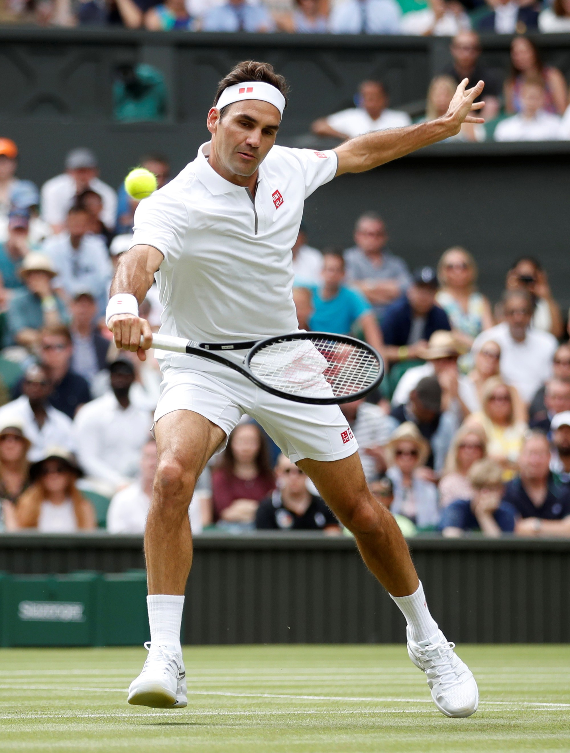 Federer khiến Fan th&oacute;t tim trong ng&agrave;y xuất qu&acirc;n Wimbledon 2019 - Ảnh 5.
