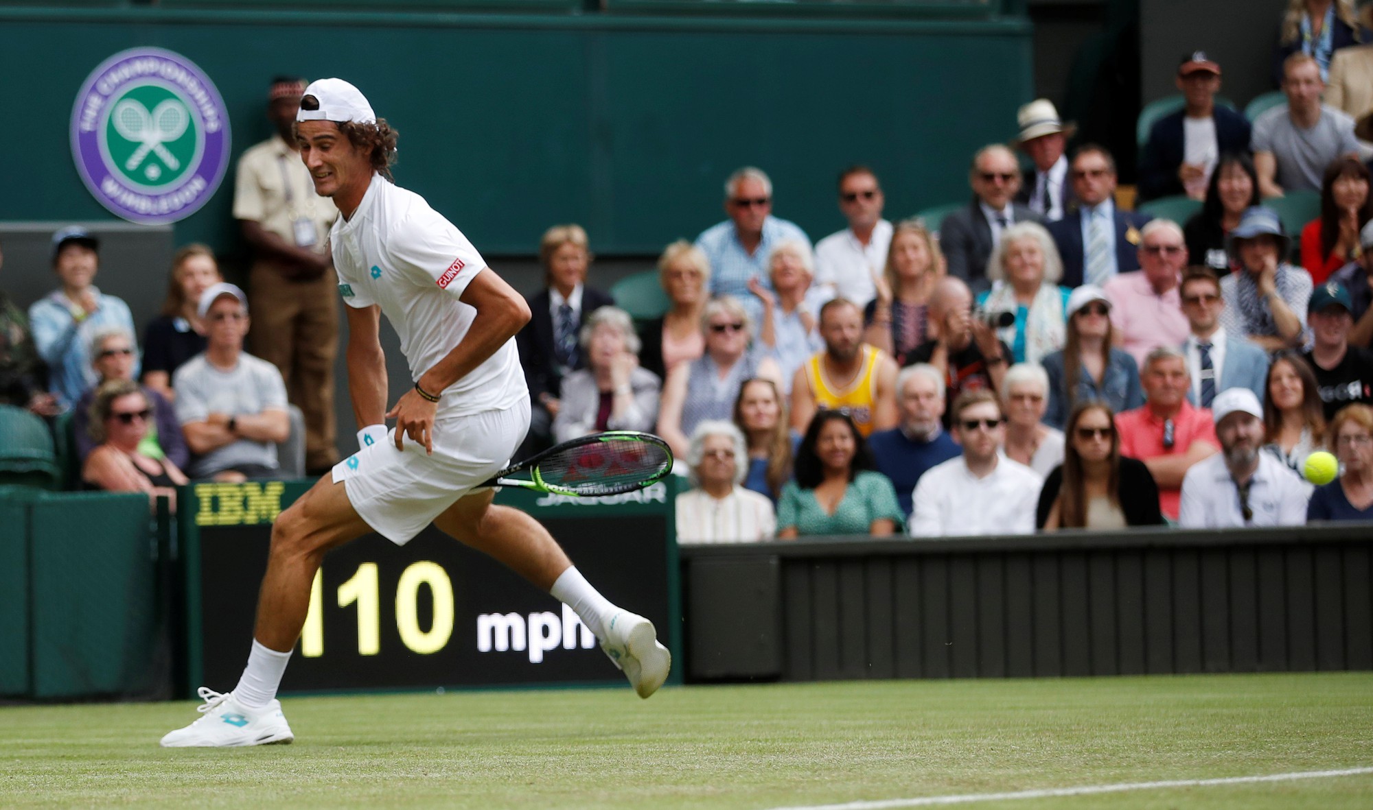 Federer khiến Fan th&oacute;t tim trong ng&agrave;y xuất qu&acirc;n Wimbledon 2019 - Ảnh 3.