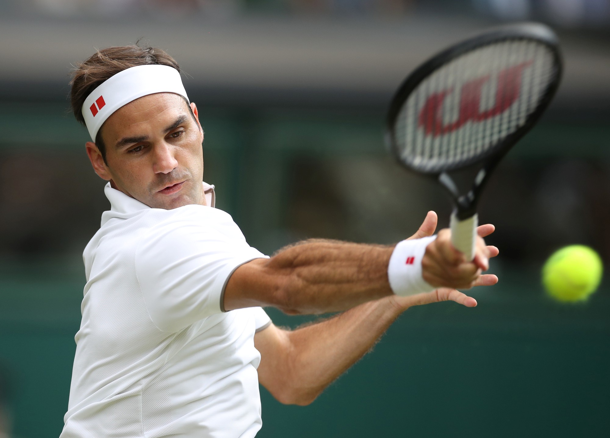 Federer khiến Fan th&oacute;t tim trong ng&agrave;y xuất qu&acirc;n Wimbledon 2019 - Ảnh 4.