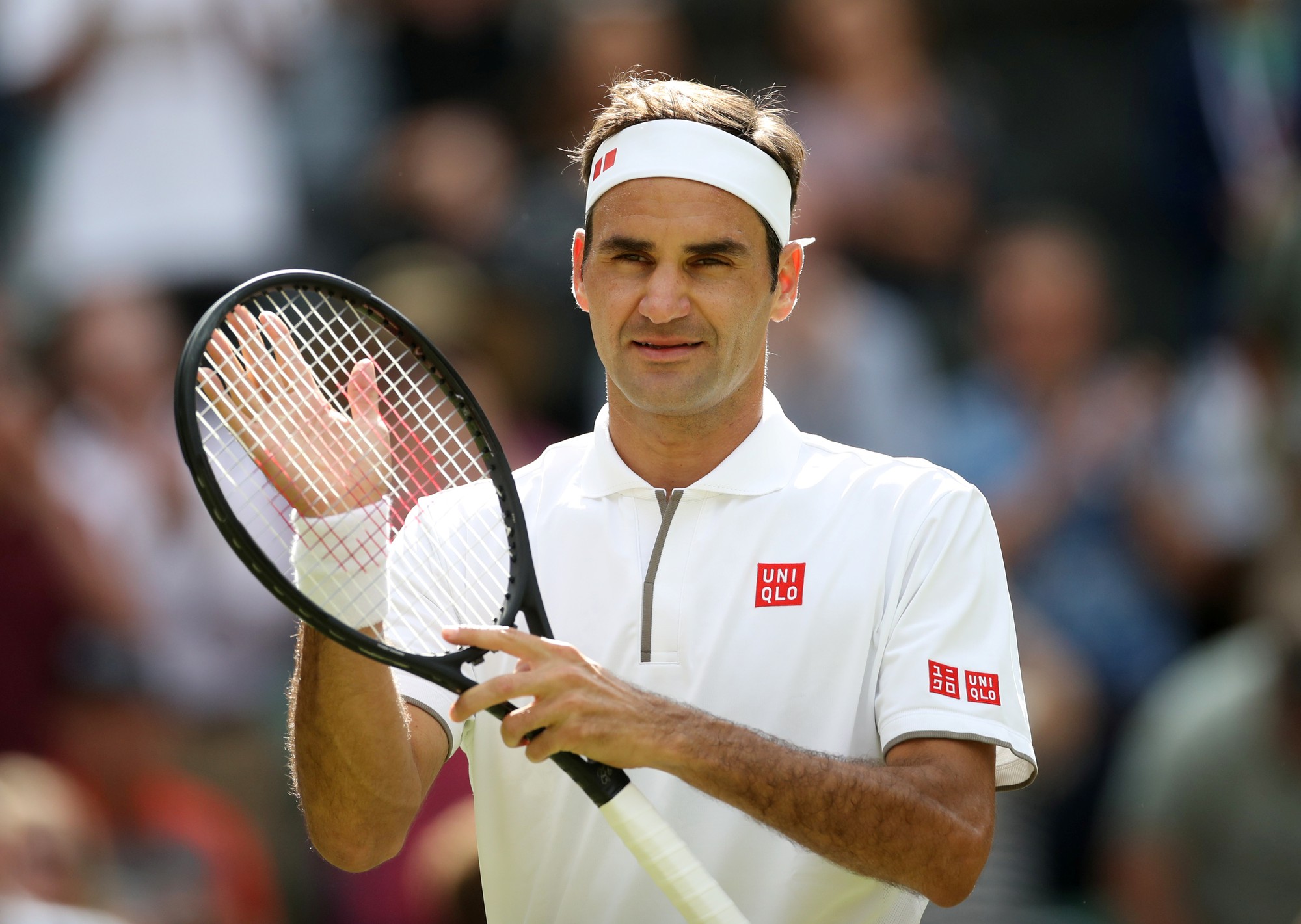 Federer khiến "Fan" thót tim trong ngày xuất quân Wimbledon 2019