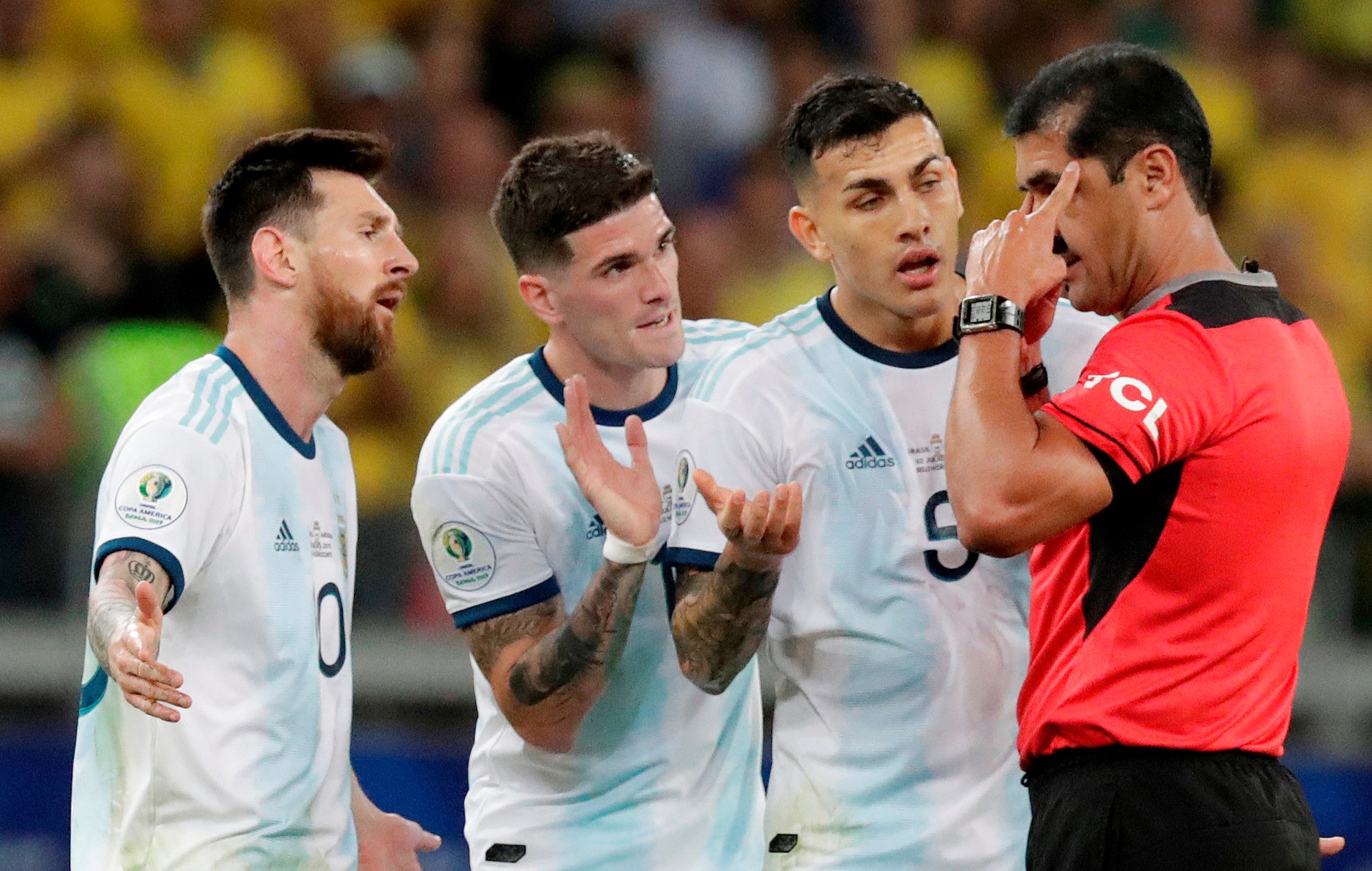 Bức x&uacute;c v&igrave; thua Brazil, Messi miệt thị trọng t&agrave;i l&agrave; b&ograve; đực - Ảnh 3.