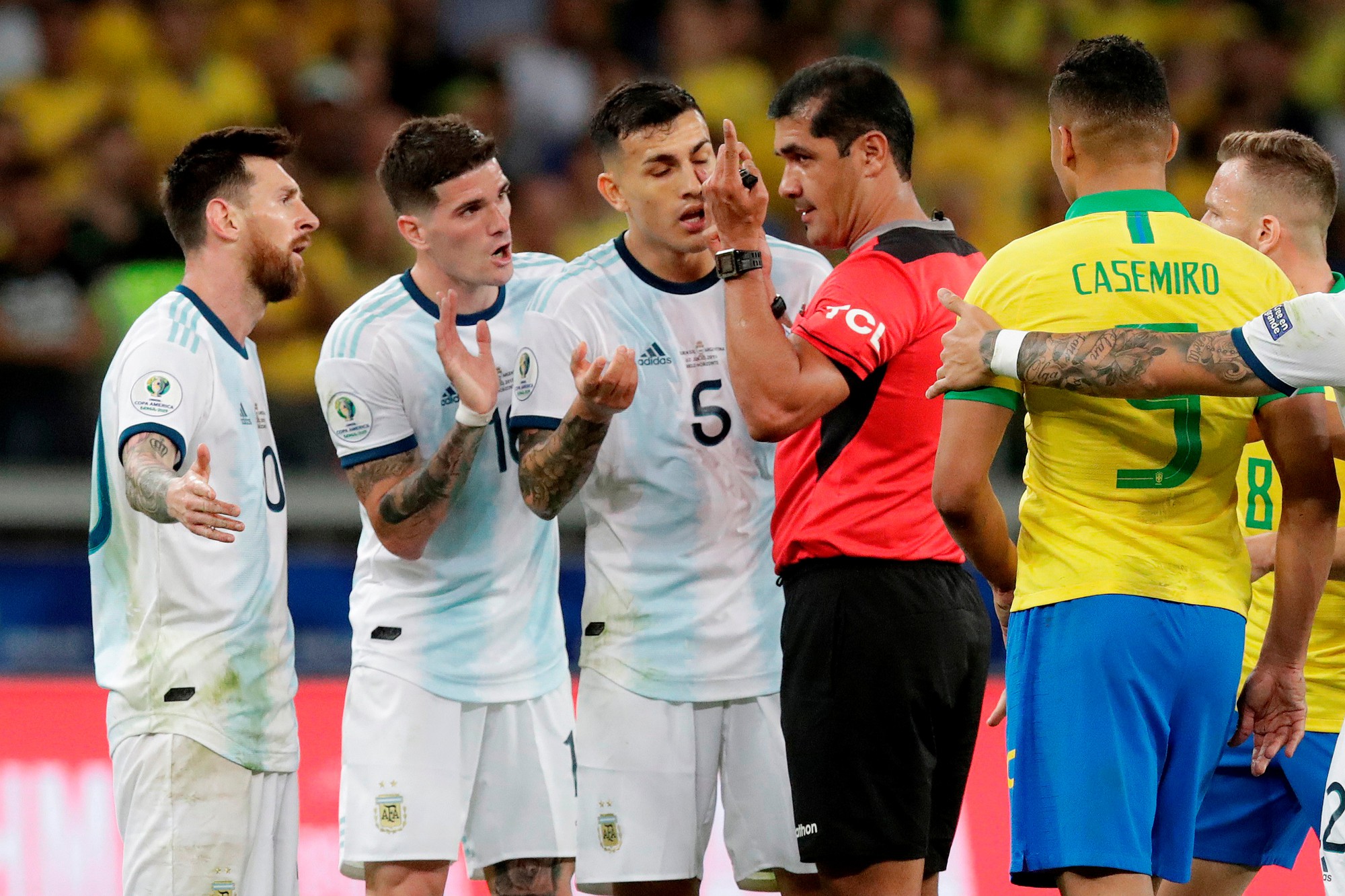 Bức x&uacute;c v&igrave; thua Brazil, Messi miệt thị trọng t&agrave;i l&agrave; b&ograve; đực - Ảnh 9.