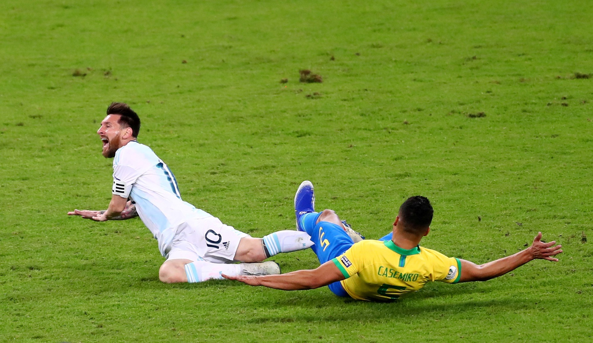 Bức x&uacute;c v&igrave; thua Brazil, Messi miệt thị trọng t&agrave;i l&agrave; b&ograve; đực - Ảnh 8.