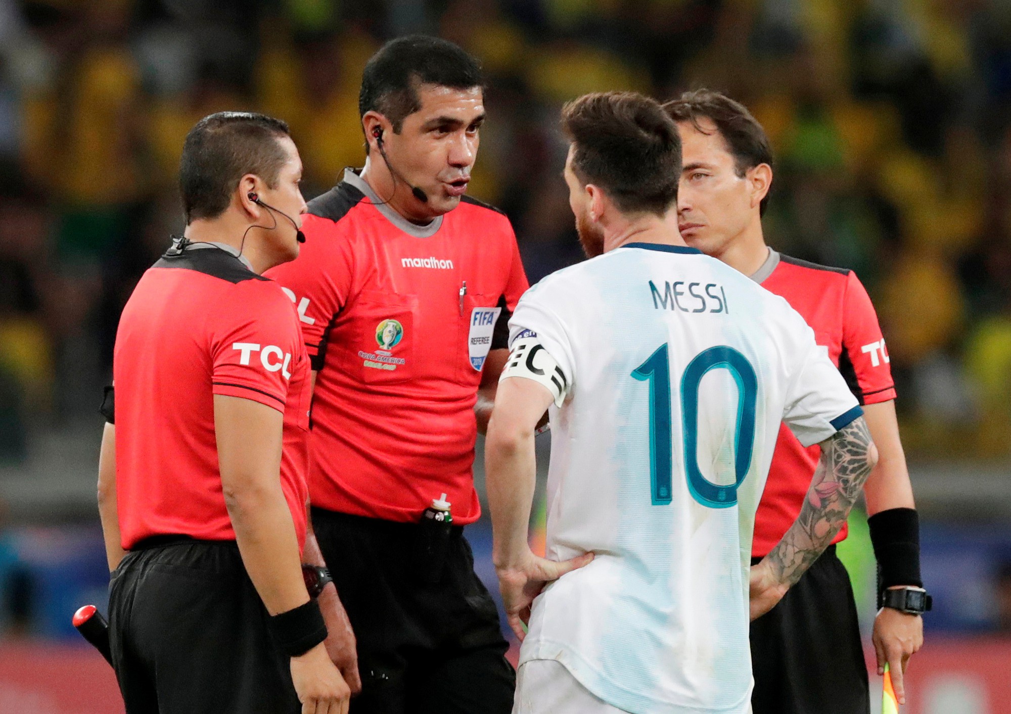 Bức xúc vì thua Brazil, Messi miệt thị trọng tài là "bò đực"