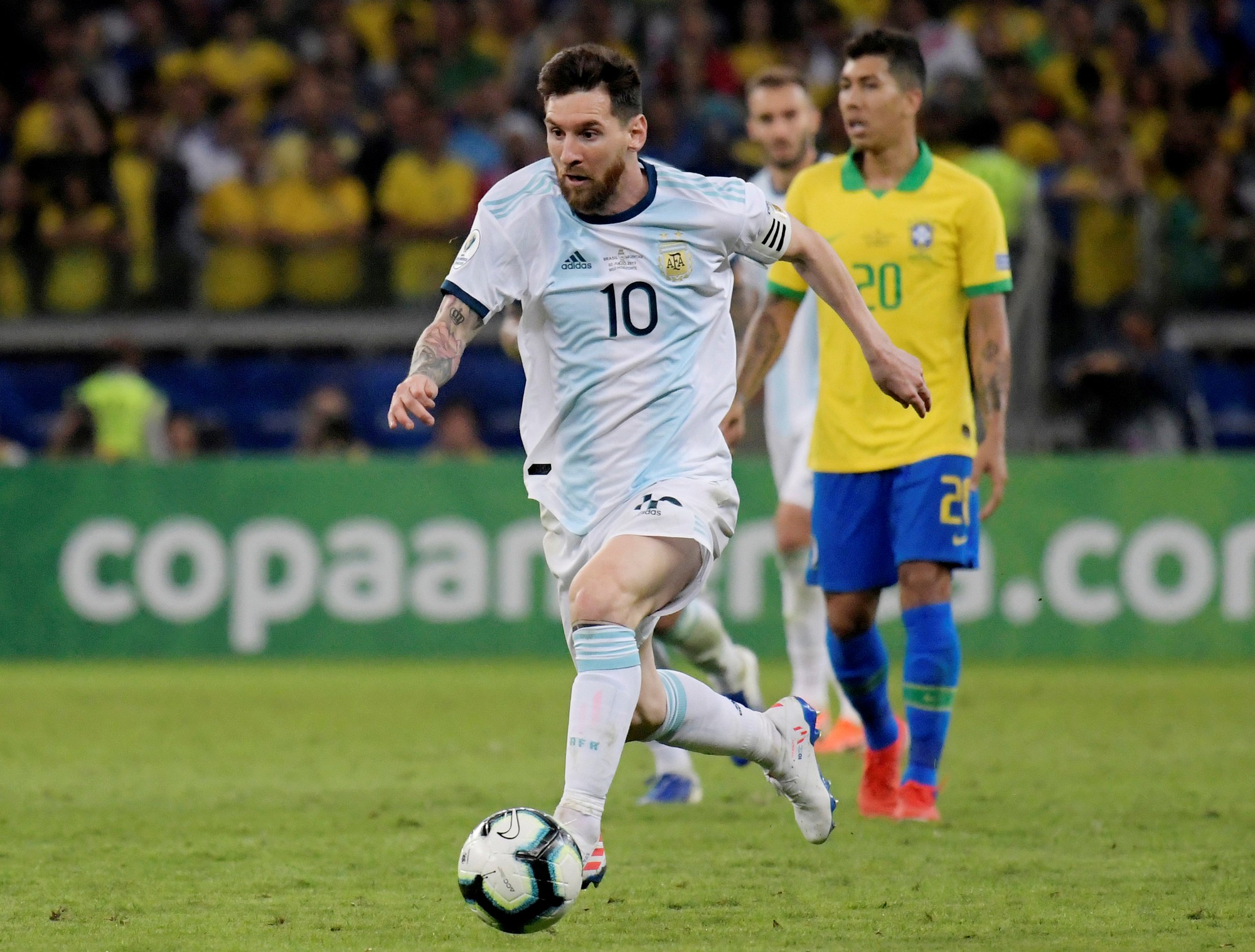 Bức x&uacute;c v&igrave; thua Brazil, Messi miệt thị trọng t&agrave;i l&agrave; b&ograve; đực - Ảnh 2.