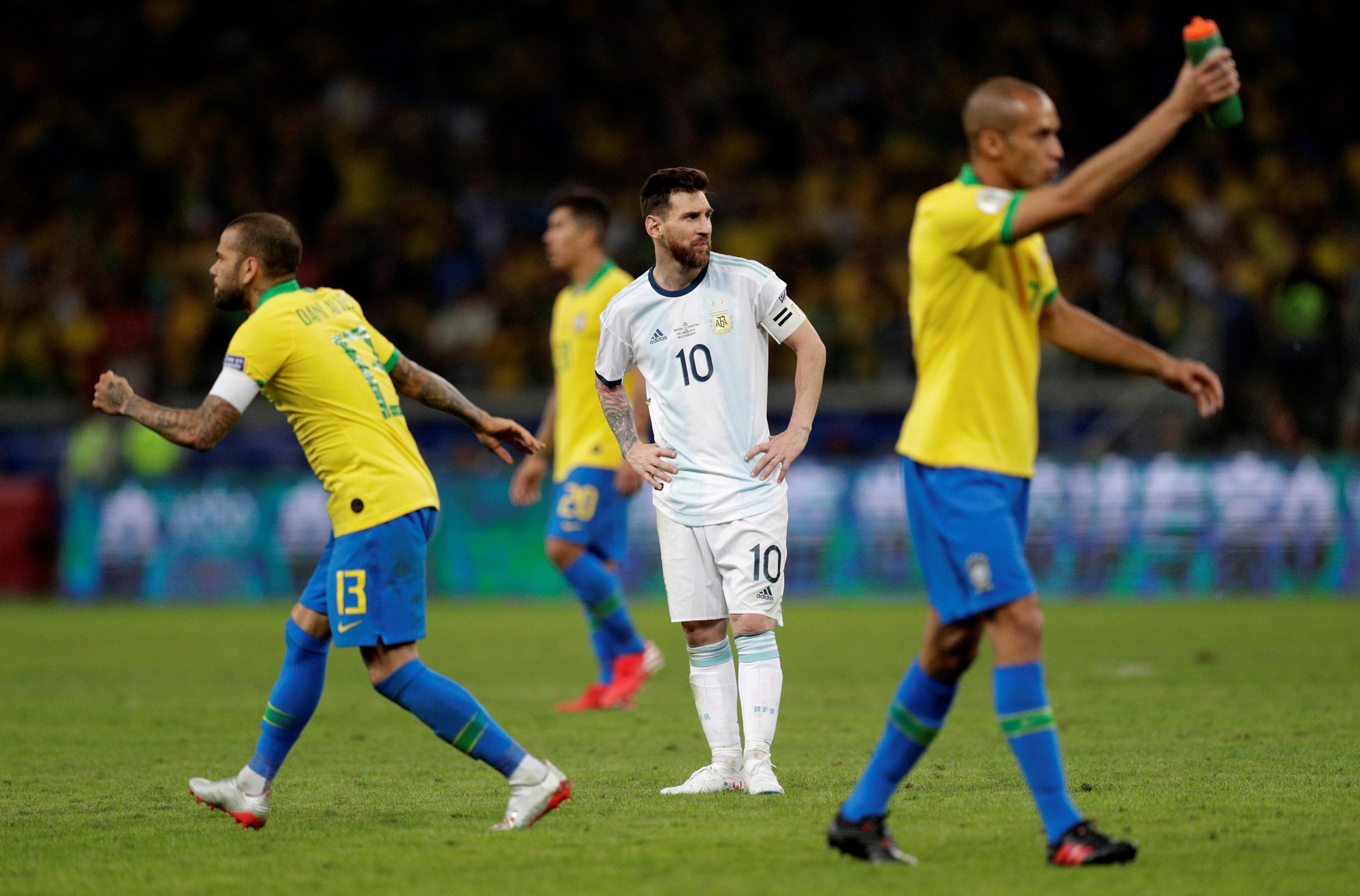 Bức x&uacute;c v&igrave; thua Brazil, Messi miệt thị trọng t&agrave;i l&agrave; b&ograve; đực - Ảnh 6.