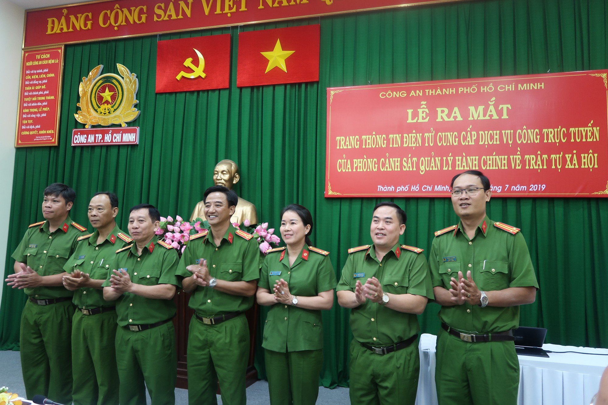 Từ hôm nay, người dân TP HCM có thể làm thủ tục cấp căn cước tại nhà