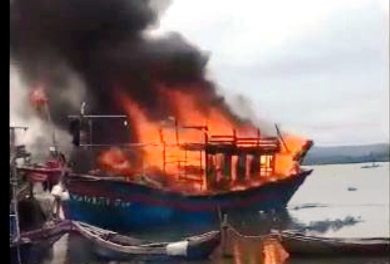 Đang sửa chữa, tàu cá hơn 1 tỉ đồng bất ngờ cháy dữ dội