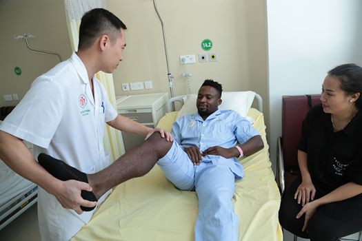 Chân sút chủ lực Oseni của CLB Hà Nội lên bàn mổ vì đứt dây chằng chéo đầu gối