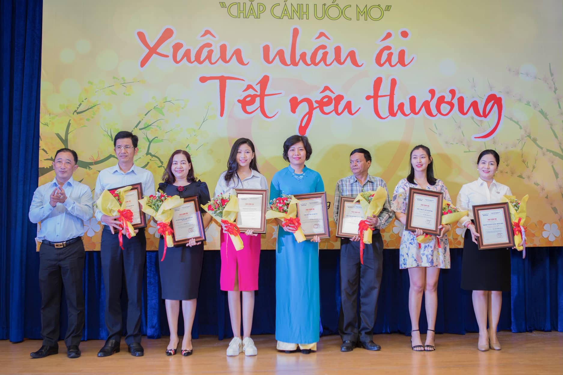 Dẫn con gái đi làm từ thiện để dạy con biết yêu thương