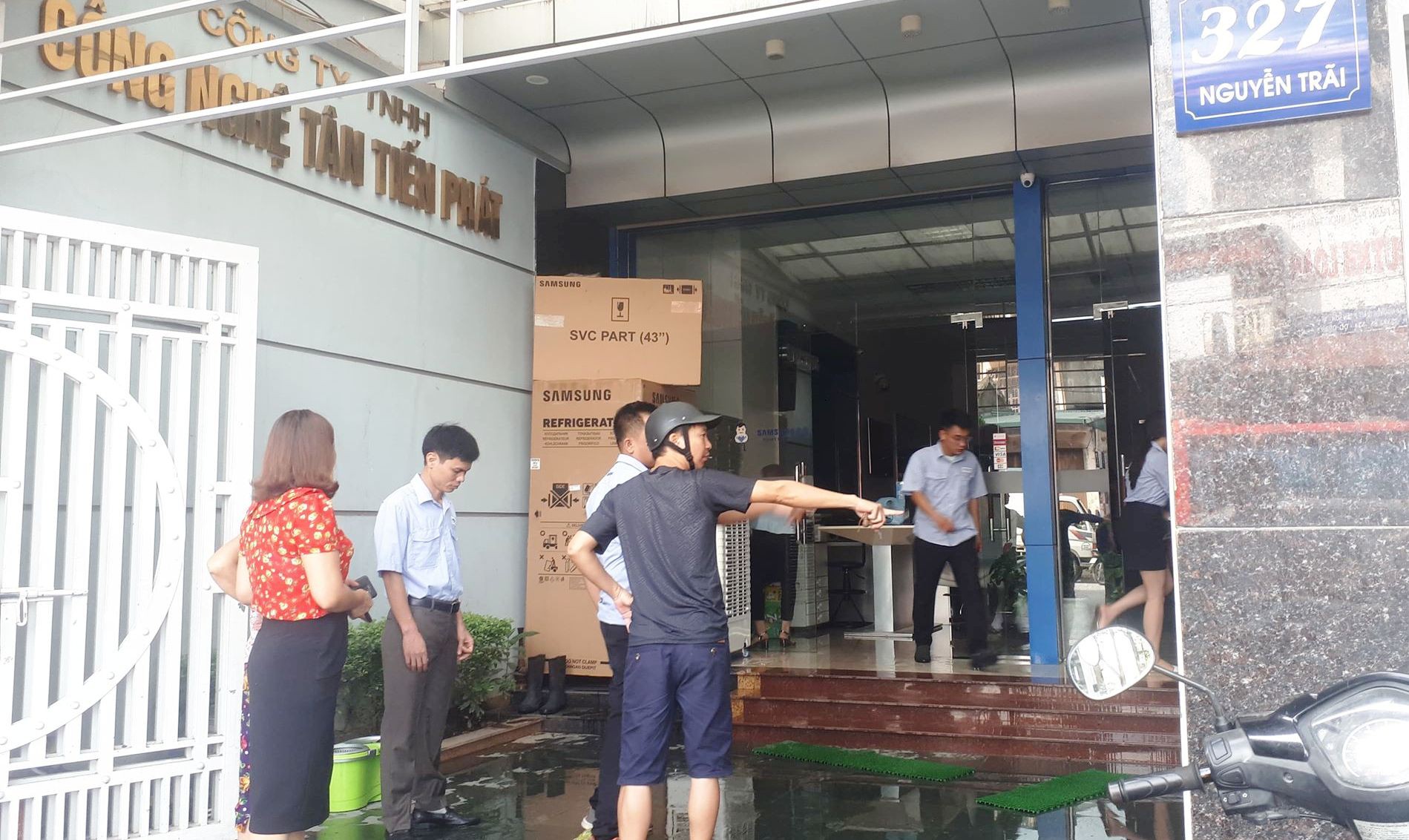 Một cảnh sát PCCC rơi từ tầng 2 xuống đất khi đang chữa cháy