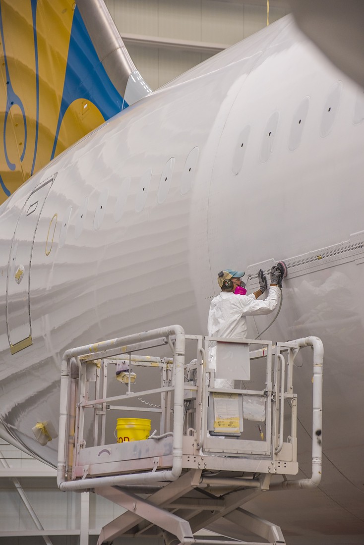 Clip cận cảnh quá trình lắp ráp, sơn siêu máy bay Boeing 787-10 cho Việt Nam - Ảnh 9.