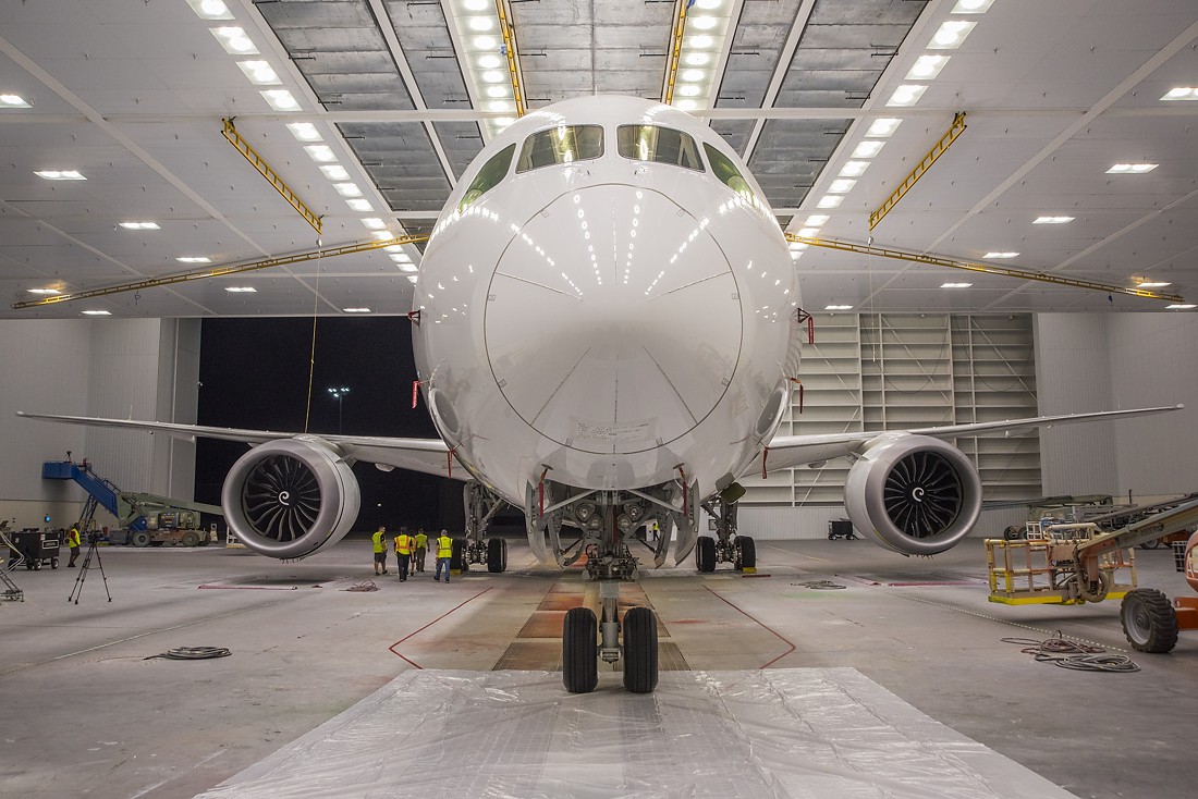 Clip cận cảnh quá trình lắp ráp, sơn siêu máy bay Boeing 787-10 cho Việt Nam - Ảnh 4.