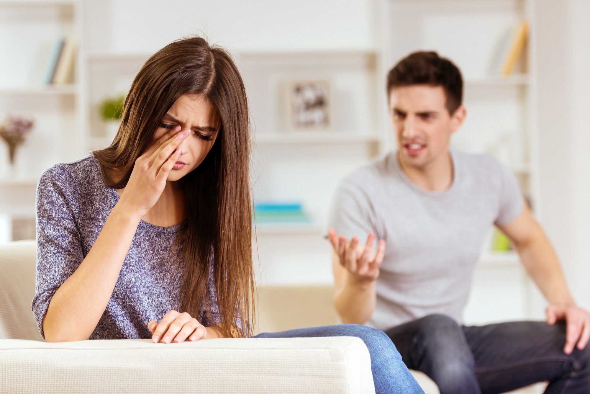Suýt tự tử vì "bản án" chồng dành cho hàng đêm